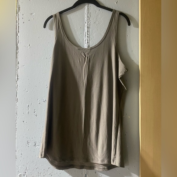 2 Tank Tops - Picture 5 of 9